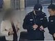 女子手机失控冲进派出所民警让砸掉 骗子远程操控转走2万